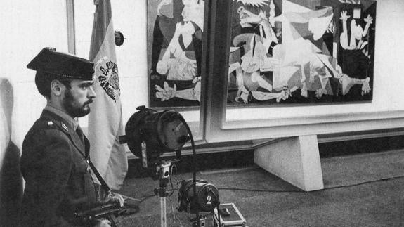 El ‘Guernica’ se exhibió al principio tras un cristal antibalas 