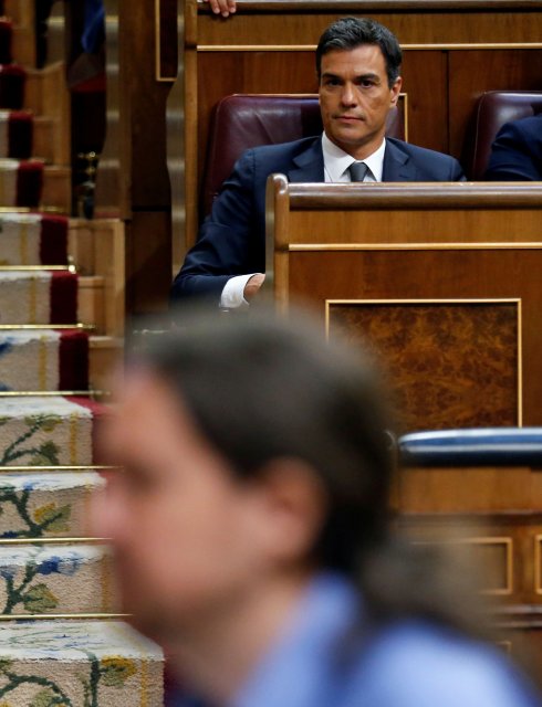 Sánchez e Iglesias, durante la sesión de investidura. :: REUTERS/A. COMAS