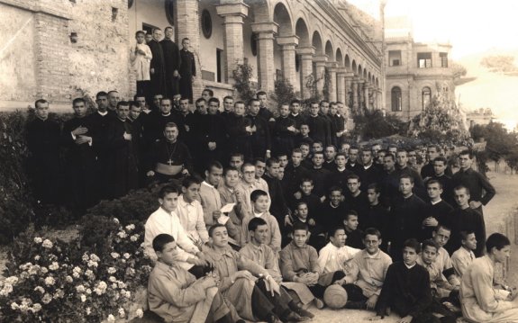 Con los seminaristas, frente al Seminario de Málaga. :: sur