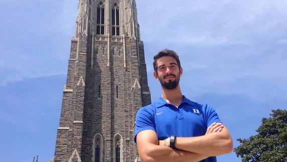 Guillermo Ortuño, junto a la capilla de la Universidad de Duke.