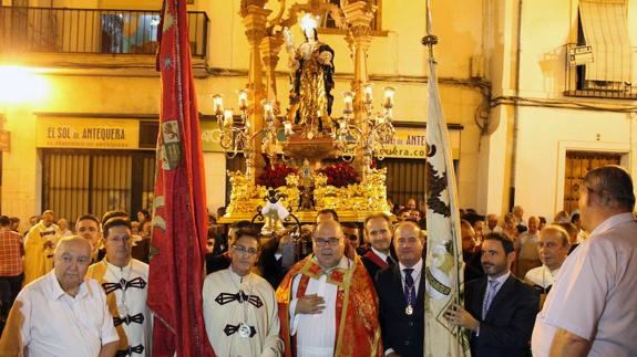 Santa Eufemia junto a los pendones de la ciudad de Antequera y de San Isidoro de León