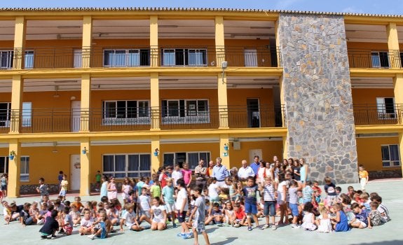 Los alumnos de infantil y primaria comenzaron ayer sus clases. :: SUR
