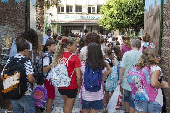 Alumnos y alumnas del Eduardo Ocón, ayer en el inicio del nuevo curso escolar. :: álvaro cabrera