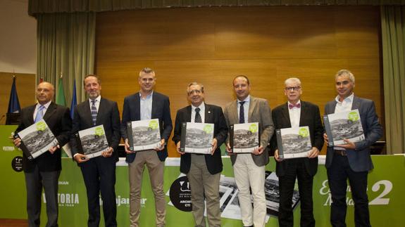 Javier Ramírez, Carlos Sánchez San Román, Francisco Ruano, José Ángel Narváez, Manuel Castillo, Carlos Pérez Ariza y Vicente Martínez, tras el acto de ayer. 