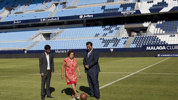 Lourdes Alonso repite el saque de honor que hizo el 14 de septiembre de 1941 en la inauguración oficial de La Rosaleda, esta vez delante de Nayef y Abdullah Al-Thani