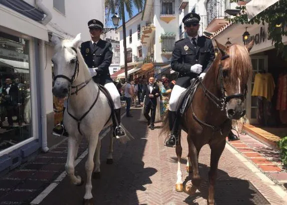Policías a caballo escoltan a los contrayentes.