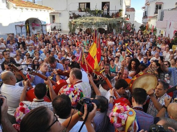 La plaza de las Flores de Benagalbón acogió los típicos choques. :: e. c.