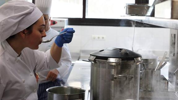 Alumnos en la cocina de La Cónsula, en una imagen de archivo.