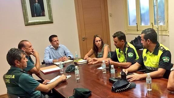 El alcalde y la edil de Seguridad, en una reunión con mandos policiales y de la Guardia Civil. 