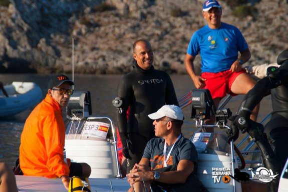 El malagueño Sergio Castillo, sobre la embarcación de España durante la competición. :: sur