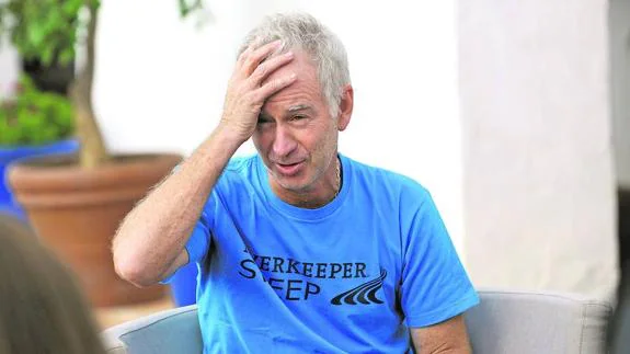 McEnroe hace un gesto habitual en él durante la entrevista en Marbella.