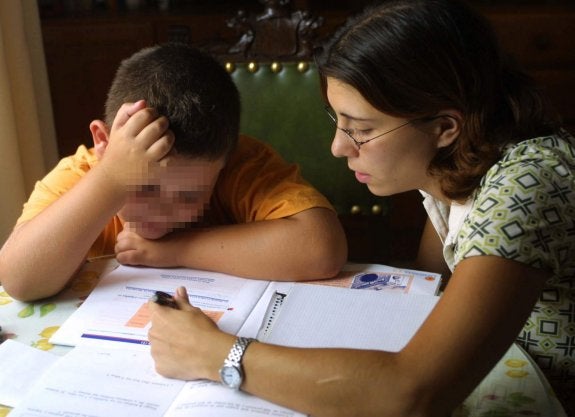 Un estudiante de Primaria hace los deberes acompañado de su madre. :: sur
