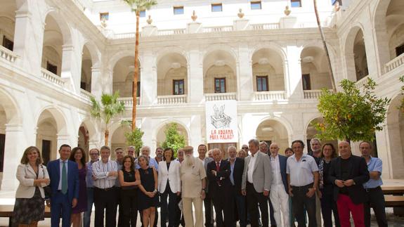 Autoridades y miembros de la plataforma 'La Aduana para Málaga' en la visita. 