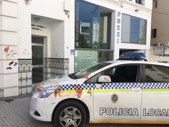 Un vehículo de la Policía Local de Nerja manchado de sangre, ayer junto al domicilio familiar. :: e. cabezas