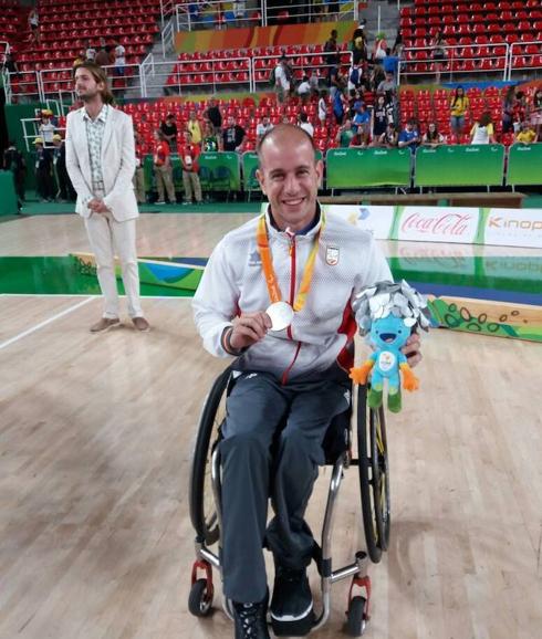 Romero posa en el pabellón de Río de Janeiro nada más recibir la medalla de plata. 