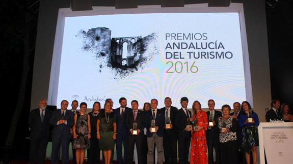 Los premiados, con los consejeros de Turismo y Educación, Francisco Javier Fernández y Adelaida de la Calle, respectivamente, y la alcaldesa de Ronda, Teresa Valdenebro.