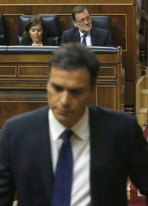 Sánchez se dirige a su escaño con Rajoy y la vicepresidenta en el fondo.
