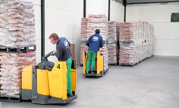 Corchos Oliva vende dos millones de bolsas de carbón vegetal para barbacoas al año. 