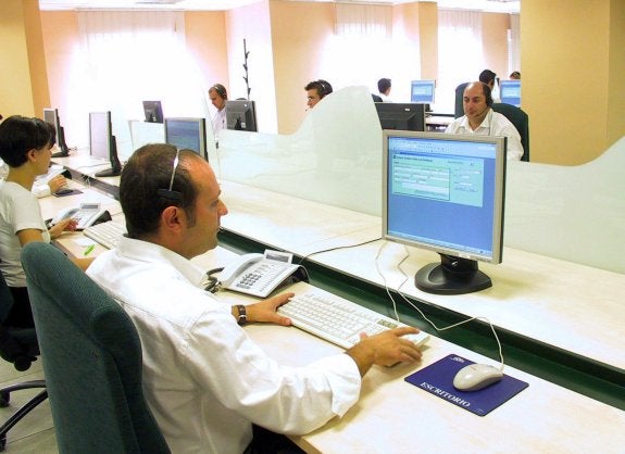 Operadores de Salud Reponde que atienden las llamadas de los ciudadanos. :: sur