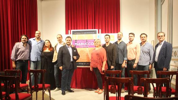 El director del Teatro Cervantes (a la derecha), junto al equipo artístico de la ópera 'Nabucco'. 