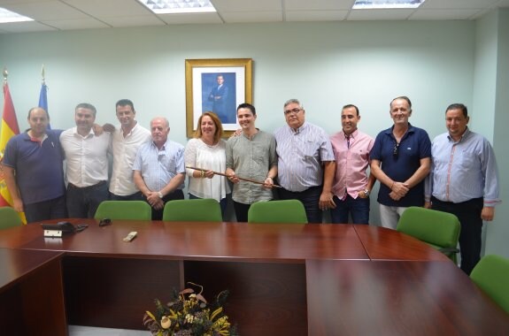 Los seis concejales de PSOE e IU, con el nuevo alcalde, Laureano Martín, junto a dirigentes provinciales de ambas formaciones. :: e. cabezas
