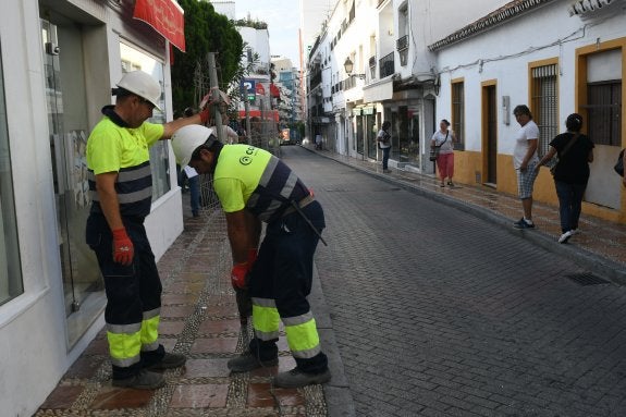 Operarios instalan la valla previa al inicio de las obras. 