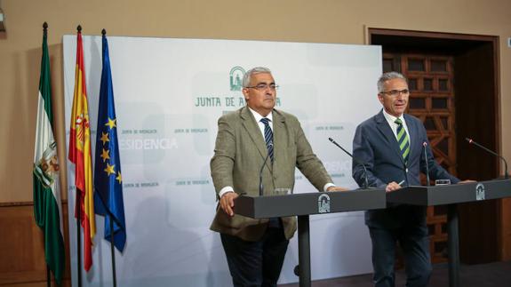 El consejero de Economía y Conocimiento, Antonio Ramírez de Arellano, con el portavoz del Gobierno autonómico, Miguel Ángel Vázquez.