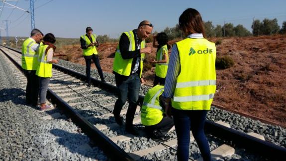 Los investigadores de las tres instituciones recogieron datos ayer en las vías del AVE en Antequera.