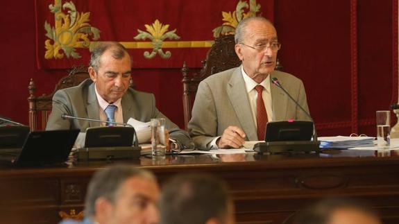 El pleno de Málaga aprueba por unanimidad continuar con la consulta sobre los terrenos de Repsol