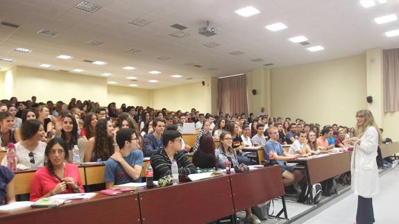 Los estudiantes de primer curso de Medicina, el jueves durante la clase de Bioestadística con la profesora Francisca Rius.