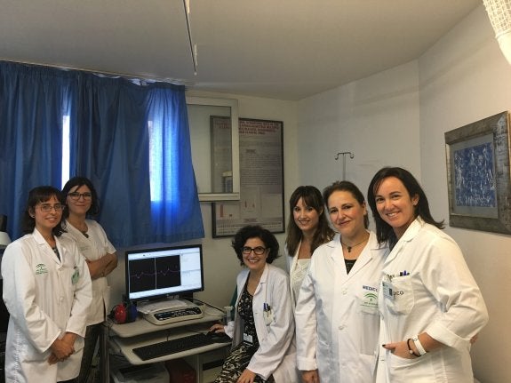 Victoria Fernández, la tercera por la izquierda, con especialistas de neurofisiología del Hospital Regional Carlos Haya. :: Sur

