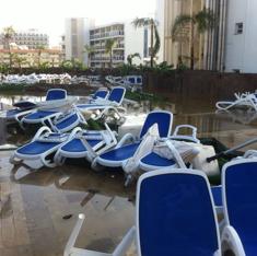Estado en el que quedaron ayer las hamacas de la zona de la piscina