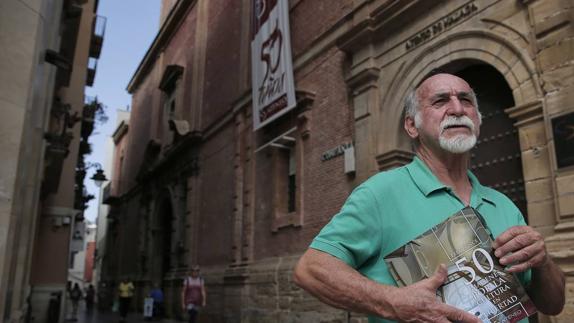 Pepe Ponce, a las puertas del Ateneo de Málaga con el catálogo de su exposición 