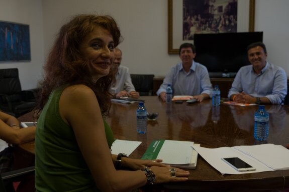 María Jesús Montero y Juan Marín, al inicio de la reunión. :: ep