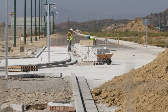 Vial de conexión, en el que se realizan obras para adaptarlo a las exigencias del metro. :: álvaro cabrera