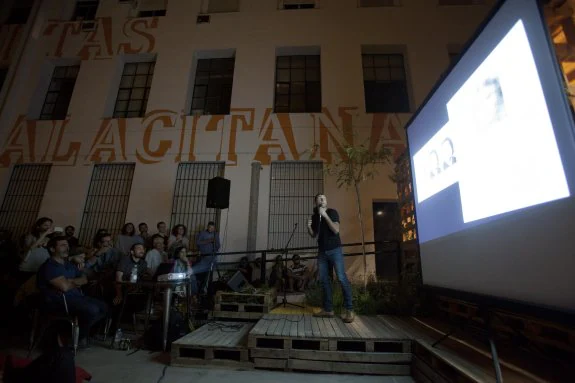 El 16 Pecha Kucha reunió ayer en la Escuela de Arquitectura a más de 200 personas en una noche de contenidos eclécticos. :: álvaro cabrera