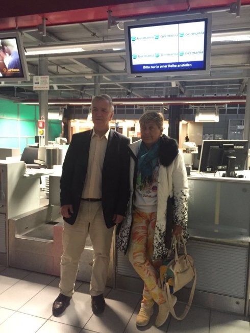 Jan Jaroszynski y Nieves Domínguez, en el aeropuerto de Dresde. :: sur