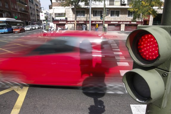 Un vehículo pasa junto a un semáforo en la zona de Avenida de América, en Madrid. :: Juan Carlos Hidalgo / Efe