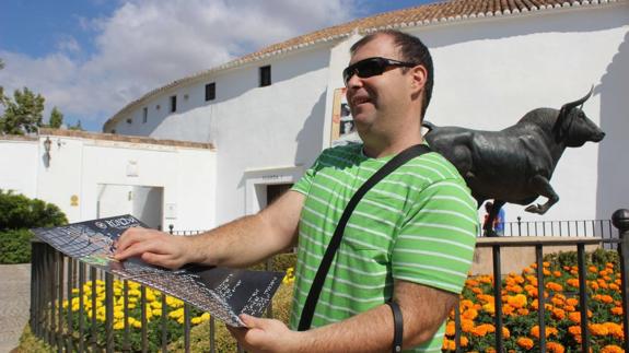 Juan Manuel Medina, con uno de sus planos delante de la plaza de toros de Ronda.  