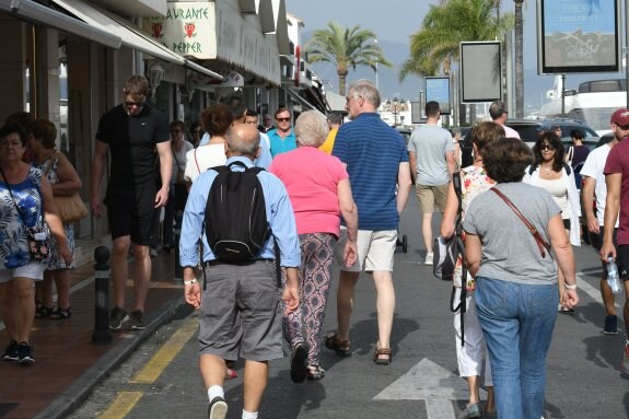 Turistas paseando ayer por las calles de Puerto Banús. 