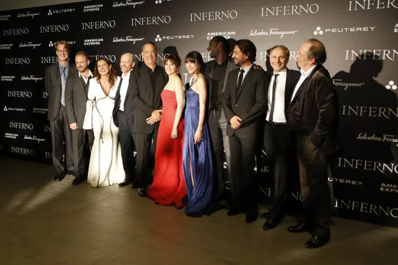 El plantel de 'Inferno', con Tom Hanks, en el centro, y Dan Brown (segundo por la derecha). 