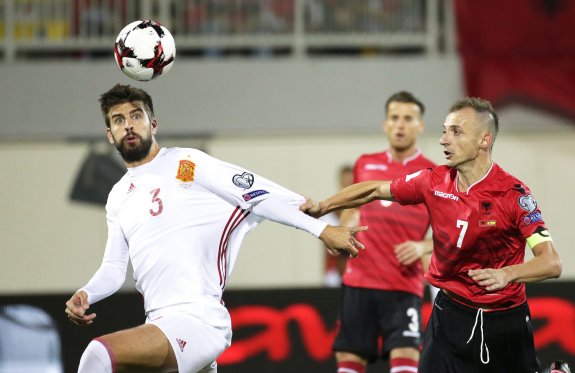 Piqué, con las mangas recortadas de la camiseta, que no lleva los colores de la bandera de España. :: EFE