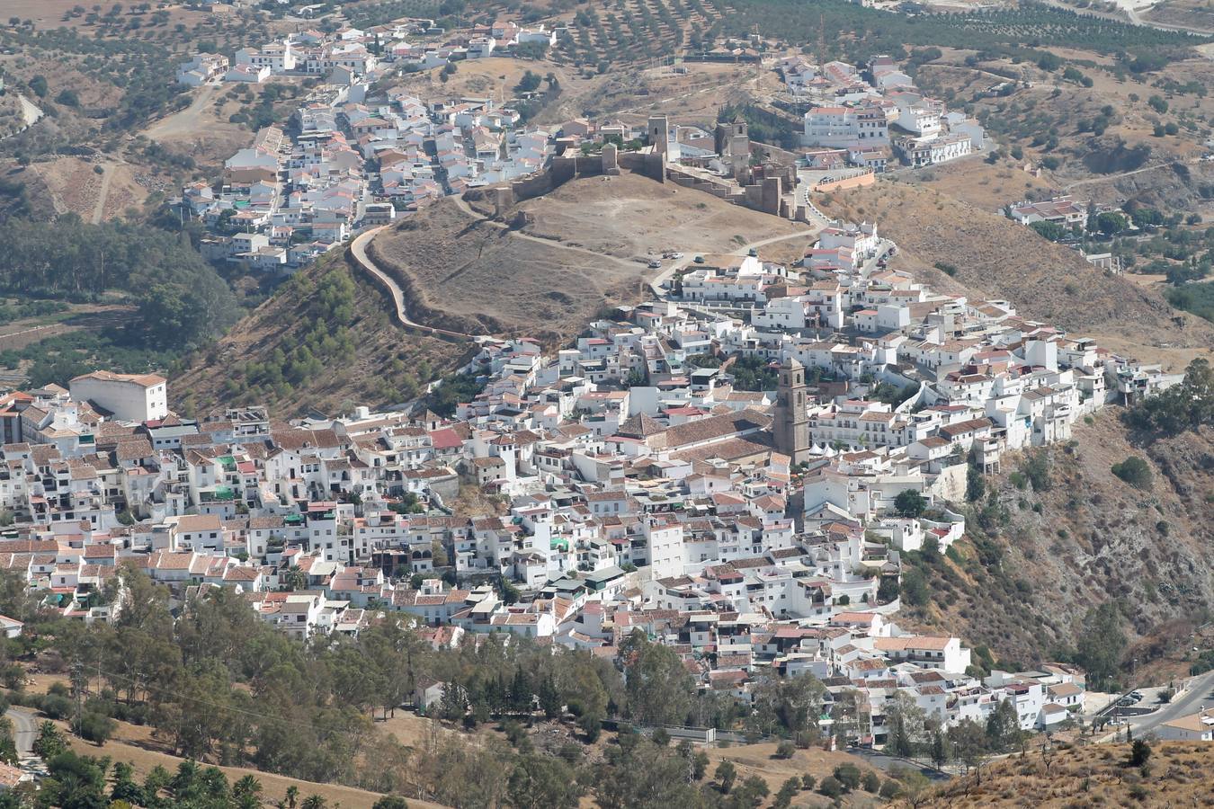 Vista de Álora y su castillo desde la sierra