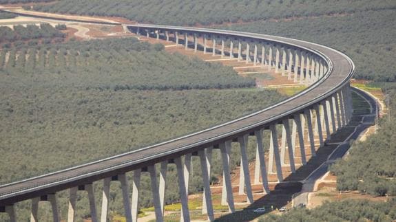 El viaducto de Archidona, con 3. 150 metros, es el más largo de la línea del AVE Antequera-Granada. 