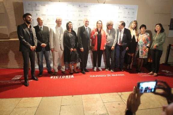 El alcalde y los organizadores, junto a la directora Audrey Estrougo y el fotógrafo Tony Frank. :: paula hérvele