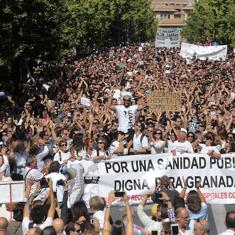 Jesús Candel, aupado por sus compañeros, encabeza la manifestación el domingo en Granada.