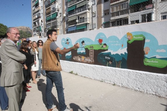 Uno de los artistas de StrokeArt explica una de las creaciones ante las autoridades. 