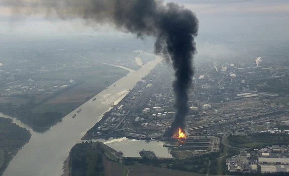 Vista aérea del incendio en la planta química de la compañía BASF en Ludwigshafen. Abajo, fuego en la fábrica. :: efe / reuters