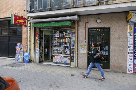 Imagen del comercio chino que regentan los padres de la niña secuestrada en la calle Luis Ruiz. :: j. R. L.