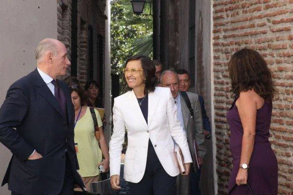 Bernard Ruiz-Picasso y Rosa Aguilar, a la salida del último Consejo Ejecutivo del museo.  :: paula hérvele